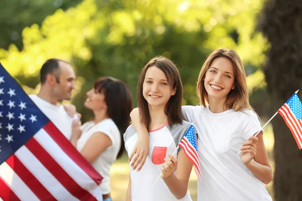 Famille Moderne Avec Drapeaux Des États Unis Extérieur — Photo