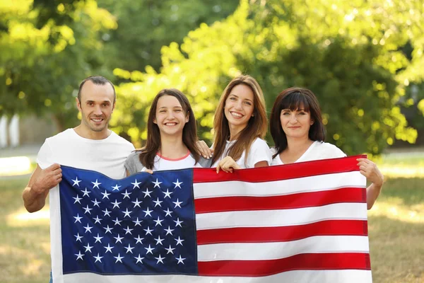 Famille Moderne Avec Drapeau Américain Extérieur — Photo