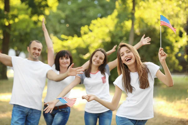 Famille Moderne Avec Drapeaux Des États Unis Extérieur — Photo