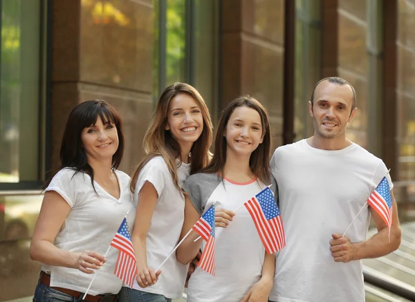 Familia Moderna Con Banderas Estados Unidos Aire Libre — Foto de Stock