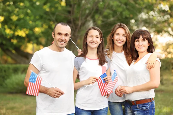 Familia Moderna Con Banderas Estados Unidos Aire Libre —  Fotos de Stock