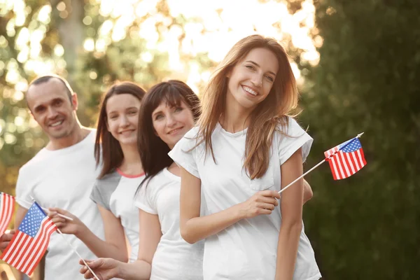 Moderne Familie Met Usa Vlaggen Buitenshuis — Stockfoto