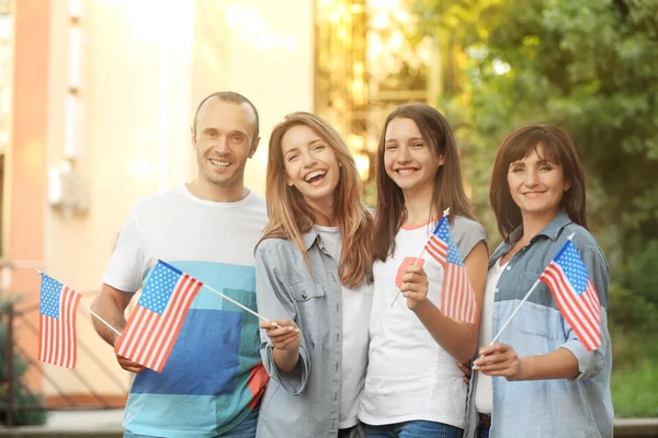 Modern Familj Med Usa Flaggor Utomhus — Stockfoto