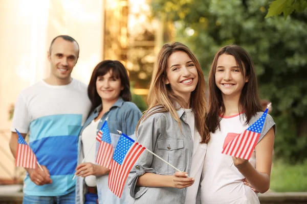 Modern Familj Med Usa Flaggor Utomhus — Stockfoto