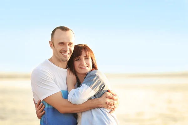 Ouder Paar Buitenshuis Glimlachen — Stockfoto