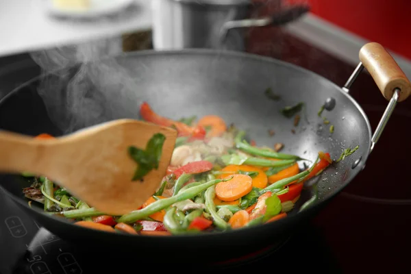 Смешивание овощей в кастрюле — стоковое фото