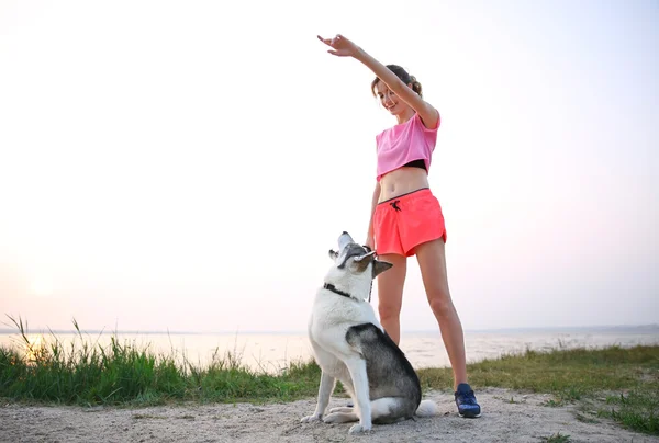 Jonge vrouw met husky — Stockfoto