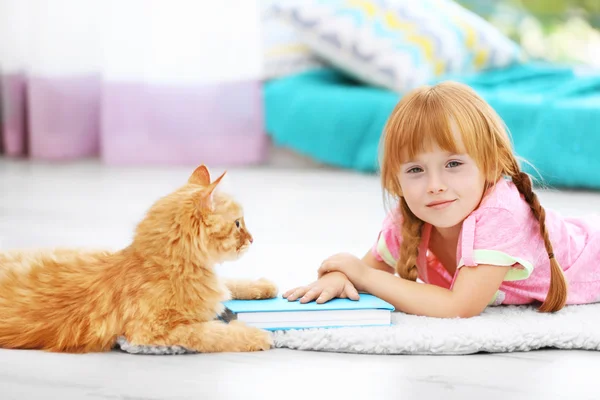 Mały Kot dziewczyna i czerwony na dywanie — Zdjęcie stockowe