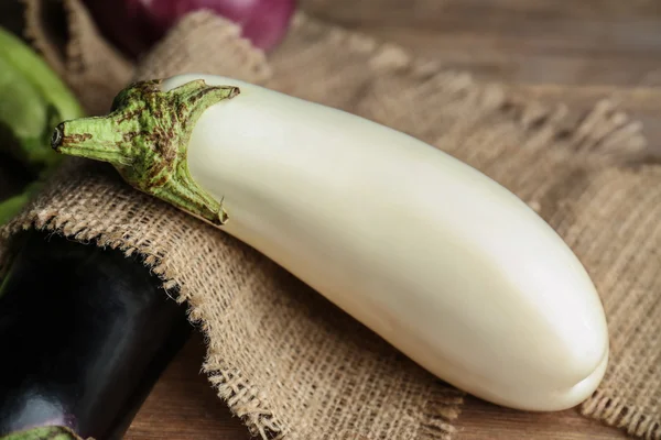 Färsk aubergine på säckväv bakgrund, närbild — Stockfoto