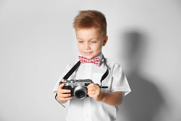 Хлопчик з вінтажним фотоапаратом — стокове фото
