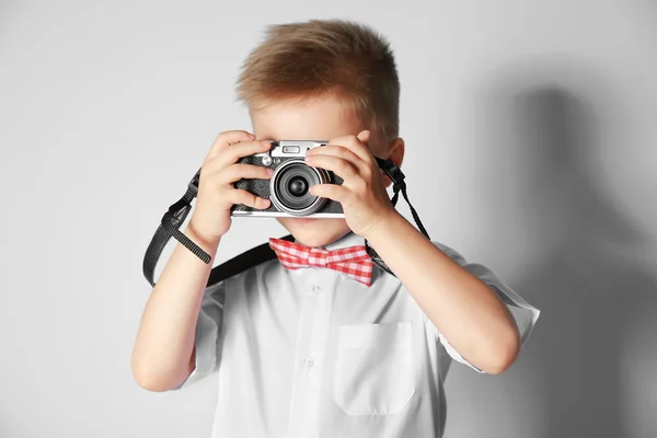 Chlapec s vinobraní fotoaparát — Stock fotografie
