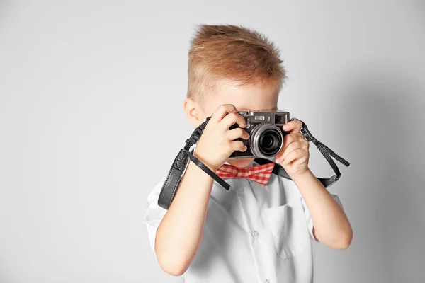 Niño con cámara vintage — Foto de Stock