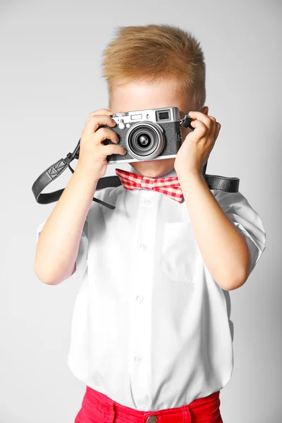 Menino com câmera vintage — Fotografia de Stock