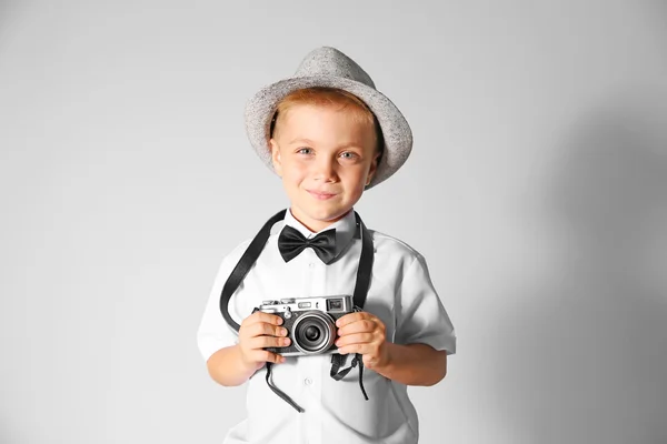 Chlapec s vinobraní fotoaparát — Stock fotografie