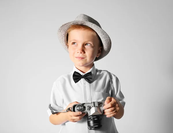 Menino com câmera vintage — Fotografia de Stock