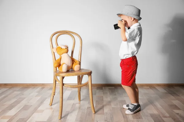 Little boy taking photo — Stock Photo, Image