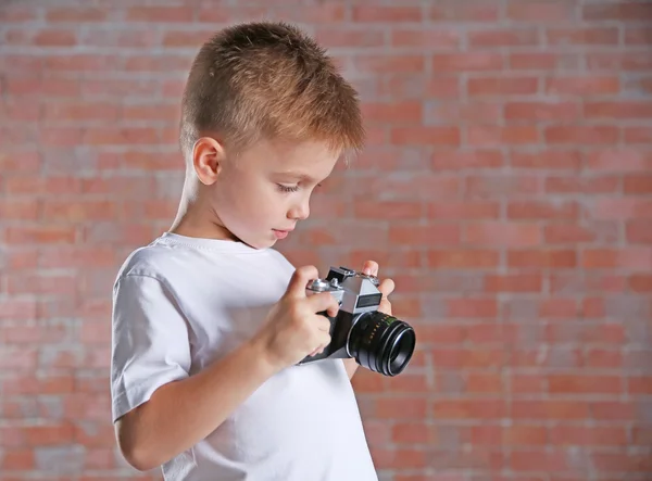 Menino com câmera vintage — Fotografia de Stock