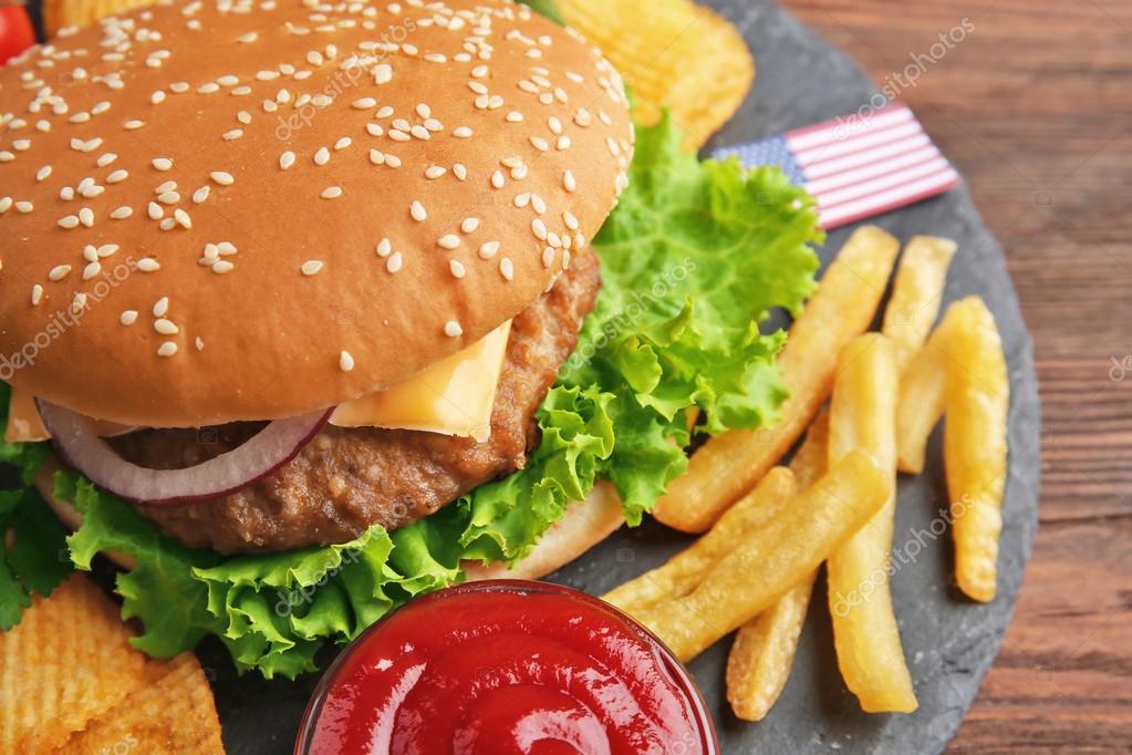 Hamburguesa con papas fritas en un