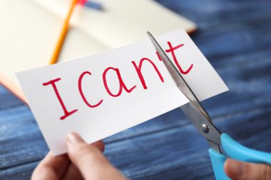 El kesme ifade mavi ahşap arka plan üzerine yapamam