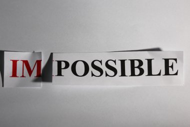 Beyaz arka plan üzerinde kelime imkansız kesip
