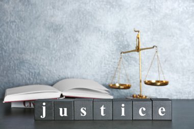 Word adalet ile tahta küpleri ve bir tablo üzerinde ölçekler