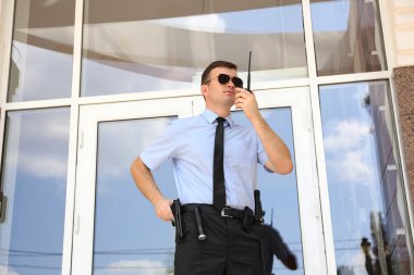 erkek güvenlik görevlisi