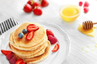 taze çilek ile Pancakes