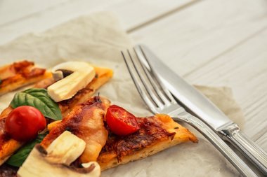 lezzetli pizza dilimlenmiş 