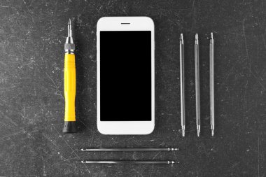 Cep telefonu, tornavida ve değiştirilebilir bit 