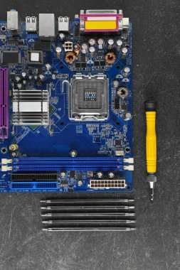 Tornavida ve değiştirilebilir bit ile anakart 