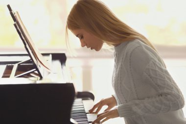 Piyano çalan güzel kız.
