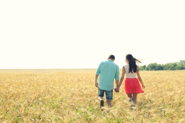 Tutuşup güzel sahada genç Çift