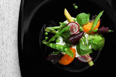 Siyah plaka üzerinde ızgara sebze salatası
