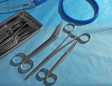 İşletim masa üzerinde cerrahi aletler