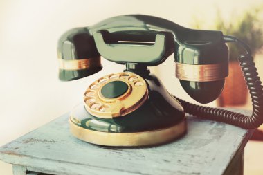 Rustik mavi komodinin üzerinde Vintage telefon