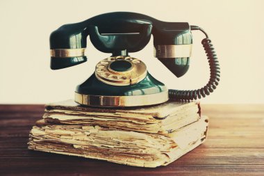 Ahşap masada antika telefon.