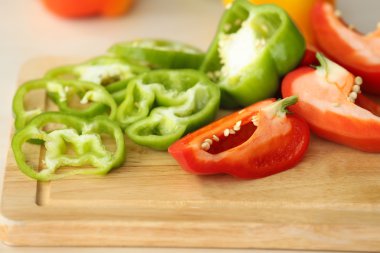 Ahşap kesme tahtası biber dilimleri