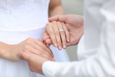 Gelin ve damat birlikte elele açık