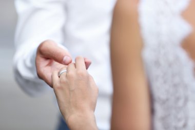 Gelin ve damat birlikte elele açık