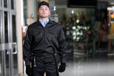 Geri duran güvenlik görevlisi