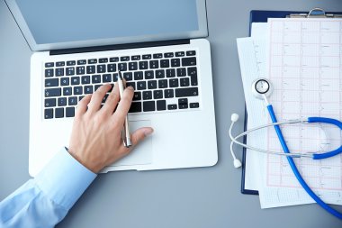 Klinik ofis içinde işte erkek doktor