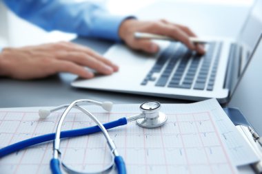 Klinik ofis içinde işte erkek doktor