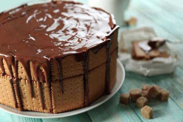 Торт с печеньем и расплавленным шоколадом — стоковое фото