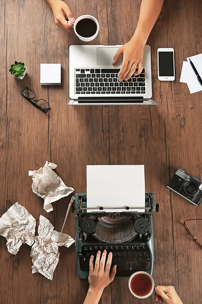 Alte Schreibmaschine und Laptop — Stockfoto