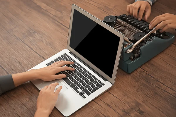 Stara maszyna do pisania i laptopa — Zdjęcie stockowe