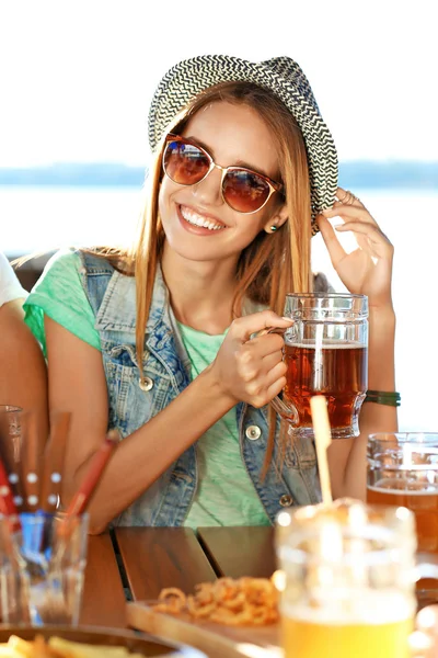 Giovane donna con bicchiere di birra — Foto Stock