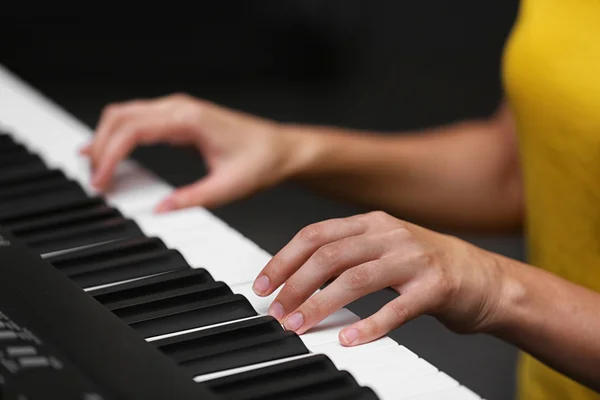 Female hands playing on synthesizer — Stock Photo, Image