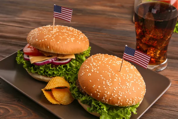 Hamburguesas sobre fondo de madera —  Fotos de Stock