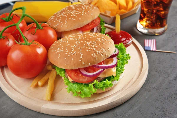Hamburgery na dřevěné desce — Stock fotografie