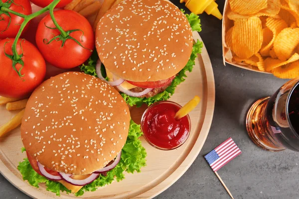 Hamburger su un piatto di legno — Foto Stock